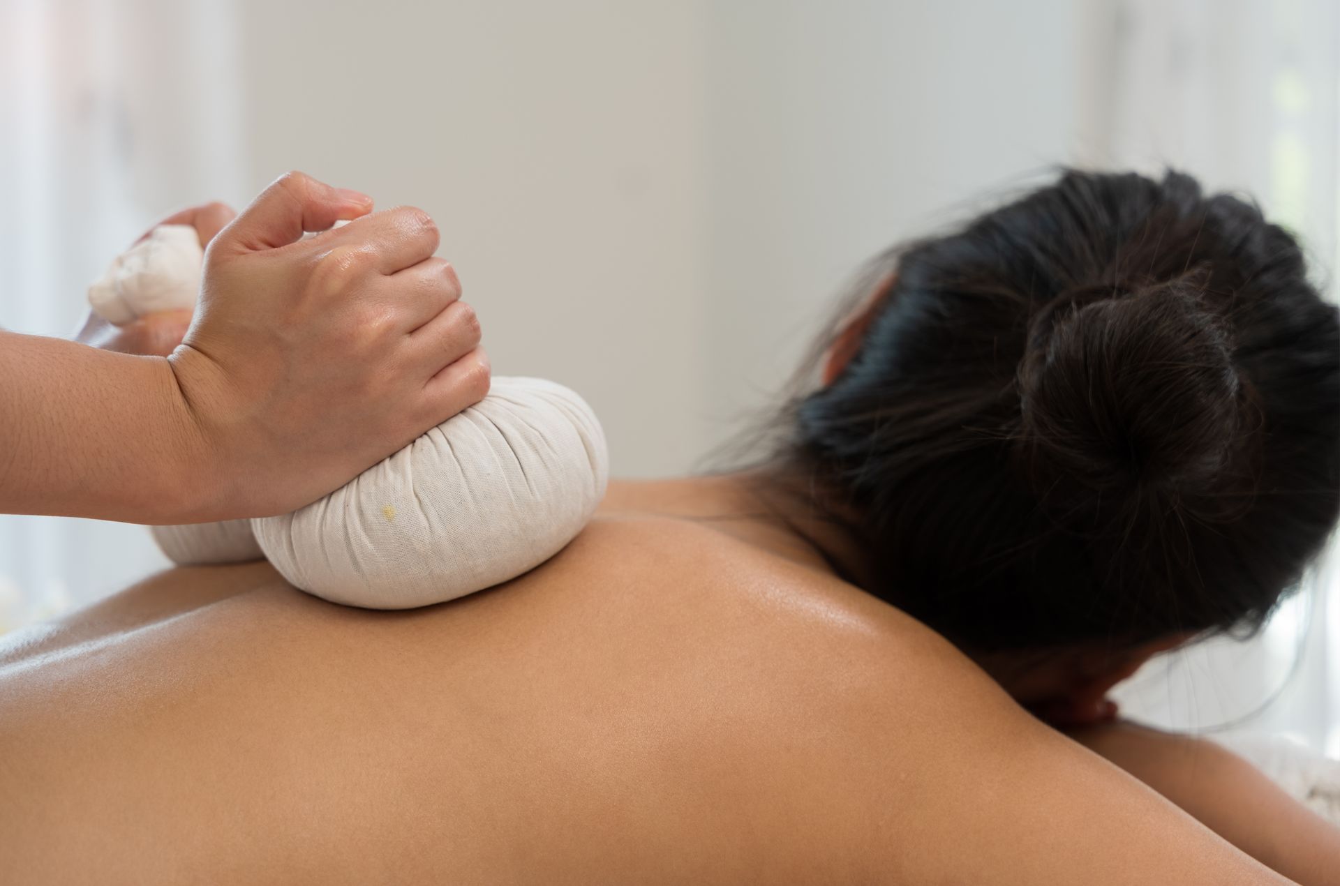 Massage avec des compresses blanches