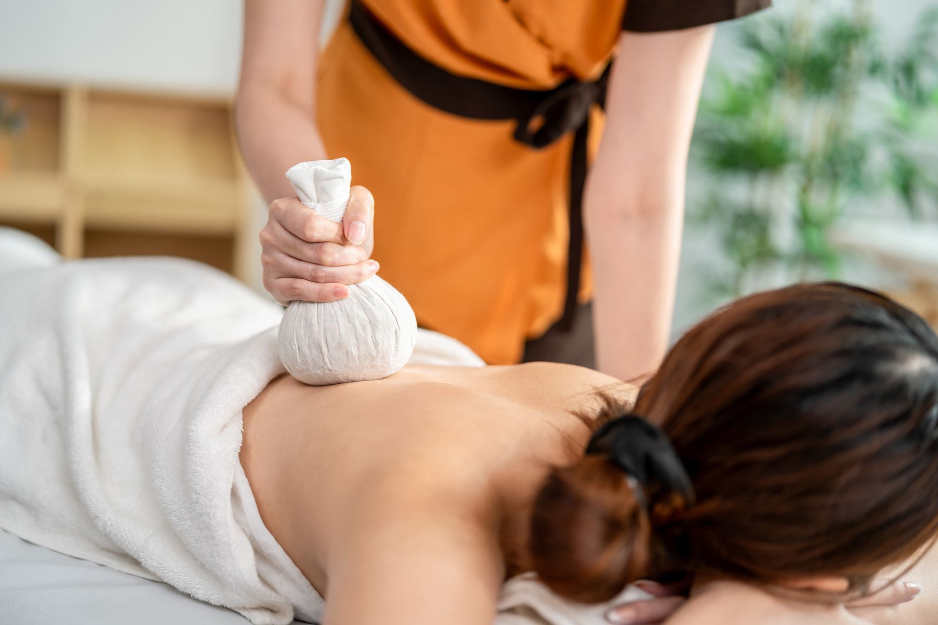 Massage avec une compresse