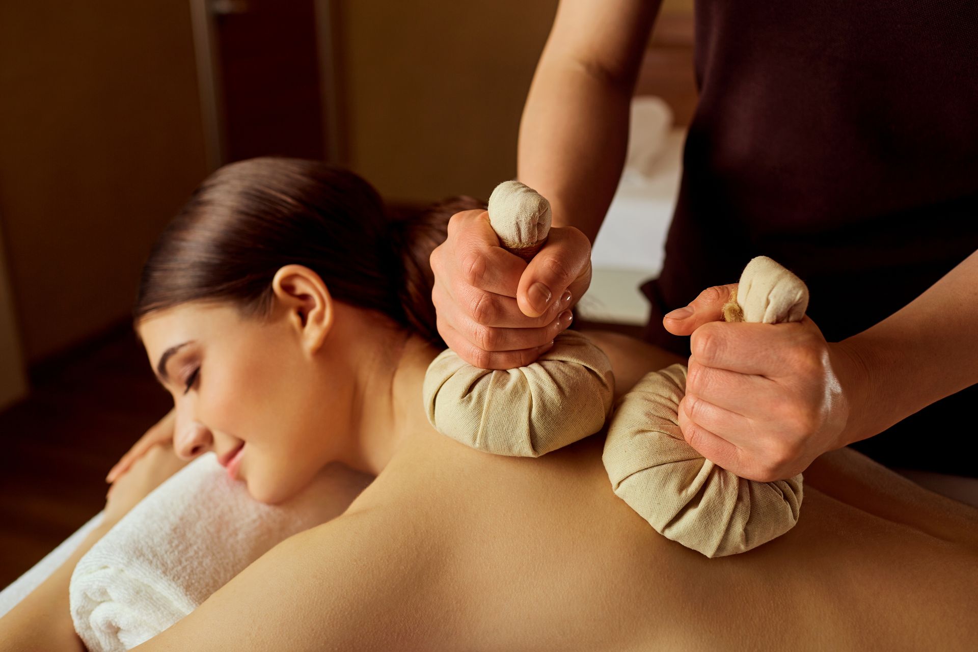 Massage avec 2 compresses chaudes