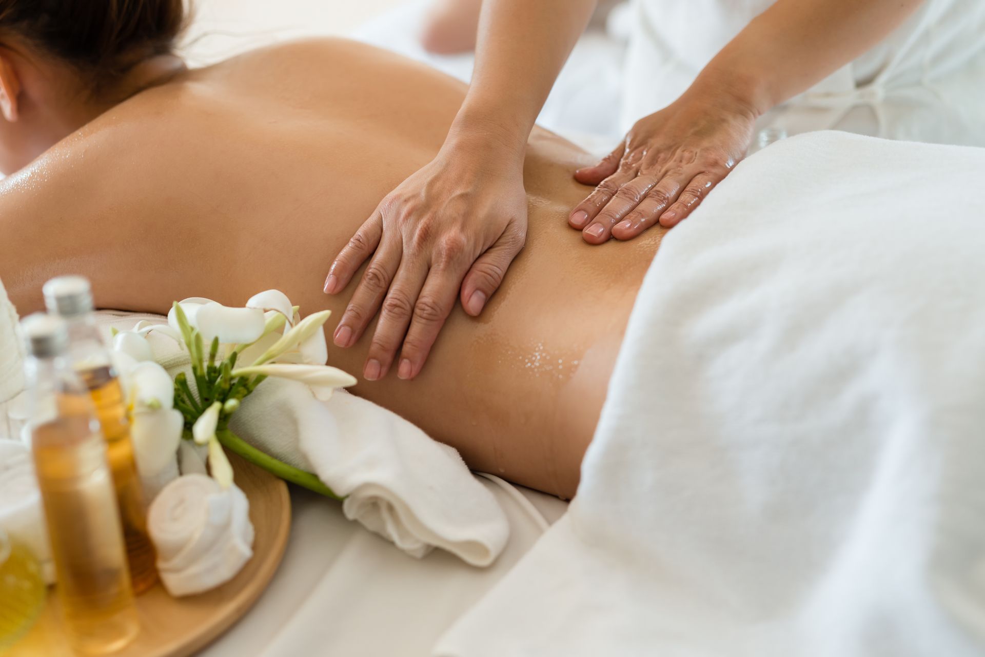 Massage du dos avec des huiles