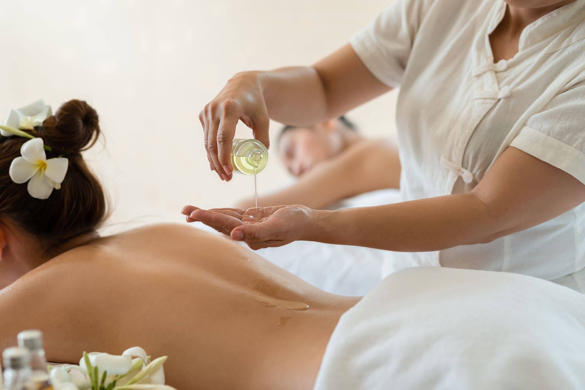 Massage du dos avec de l'huile de coco