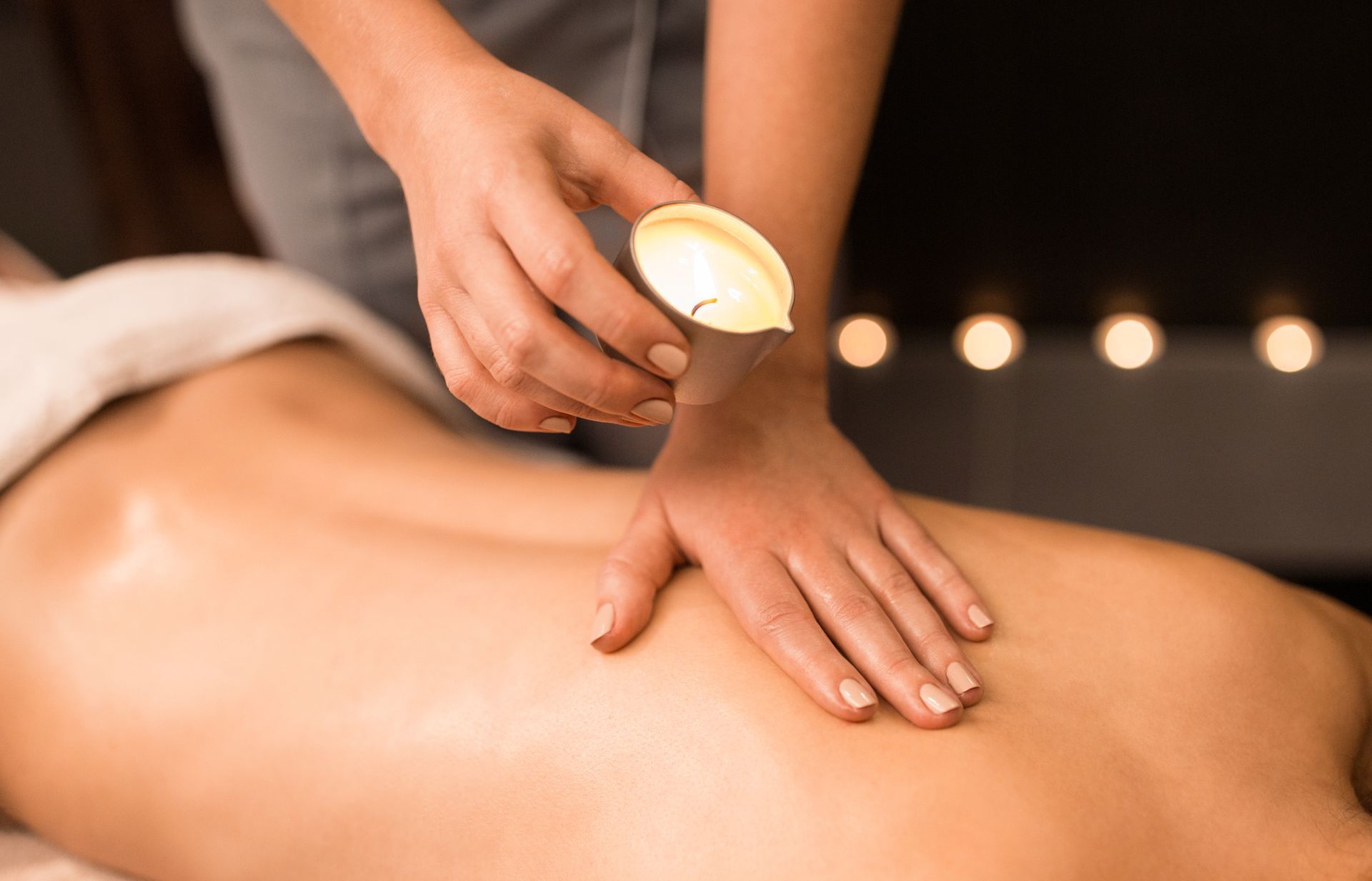 Massage avec de l'huile de bougie