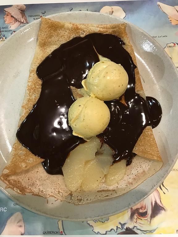 Crèpes avec de la poire sauce chocolat et boule de glace vanille