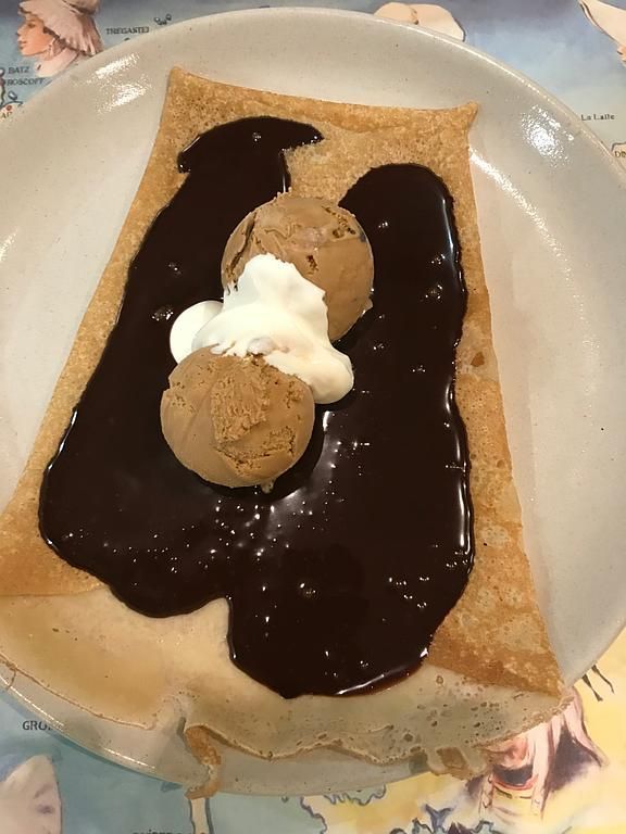 Crèpe sauce chocolat et glace caramel