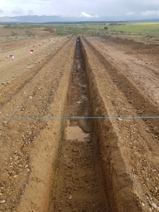 Un camino de tierra con una zanja en el medio.