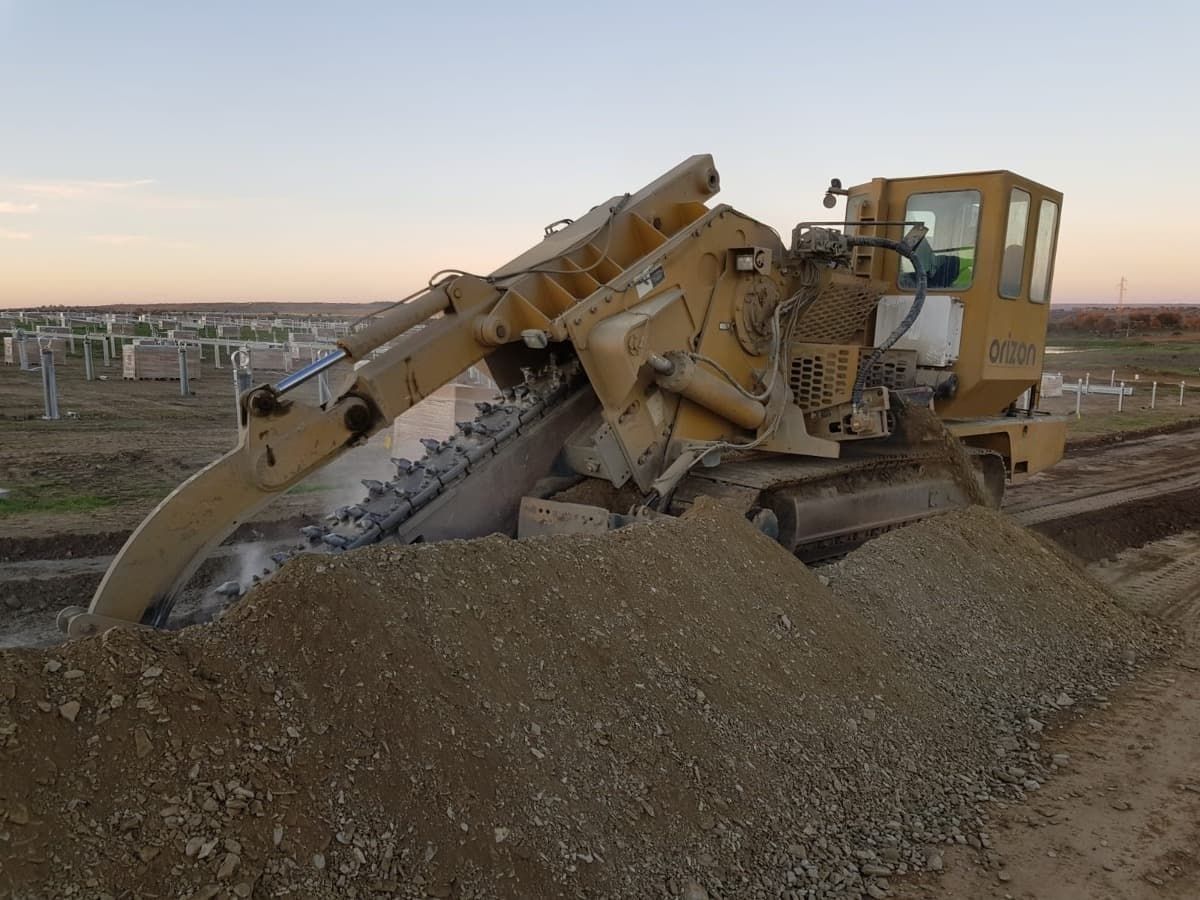 Una excavadora está cavando un hoyo en el suelo