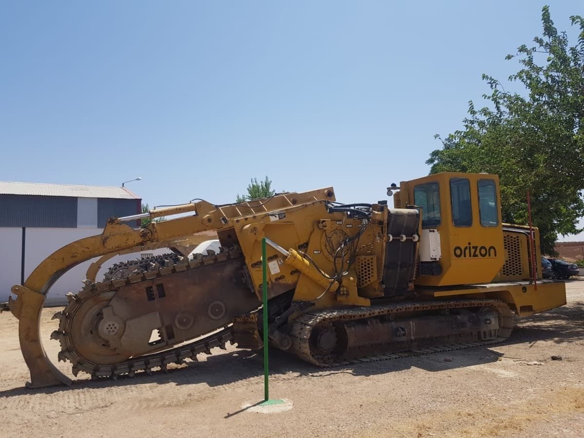 Un tractor amarillo con la palabra Orizon en él.