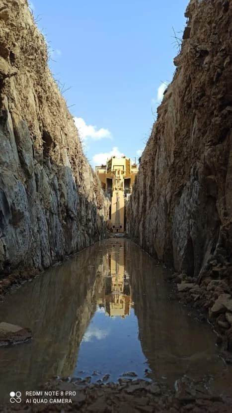 Hay un reflejo de un edificio en el agua.