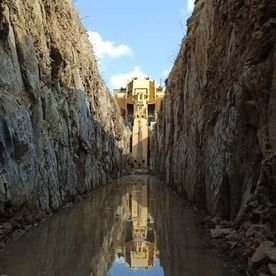 Hay un reflejo de un edificio en el agua.