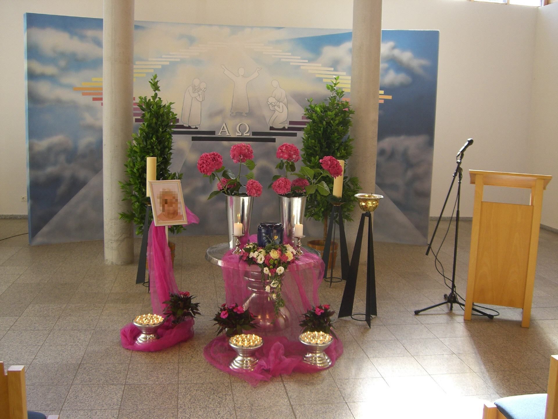 Eine Kirche mit einem Podium und Blumen auf dem Boden