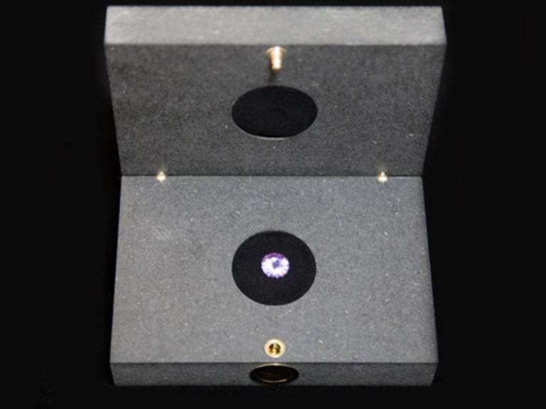 Eine graue Box mit einem Loch in der Mitte