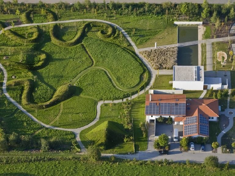 Eine Luftaufnahme eines Hauses mit Sonnenkollektoren auf dem Dach