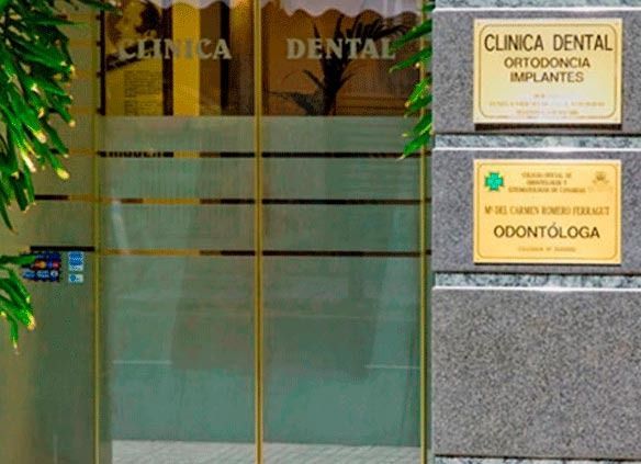 Un consultorio dental con un cartel que dice clínica dental