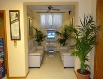 Una sala de estar llena de muebles y un televisor.