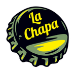 Tapón de botella con la inscripción “La Chapa” en letras amarillas sobre fondo verde oscuro y negro.