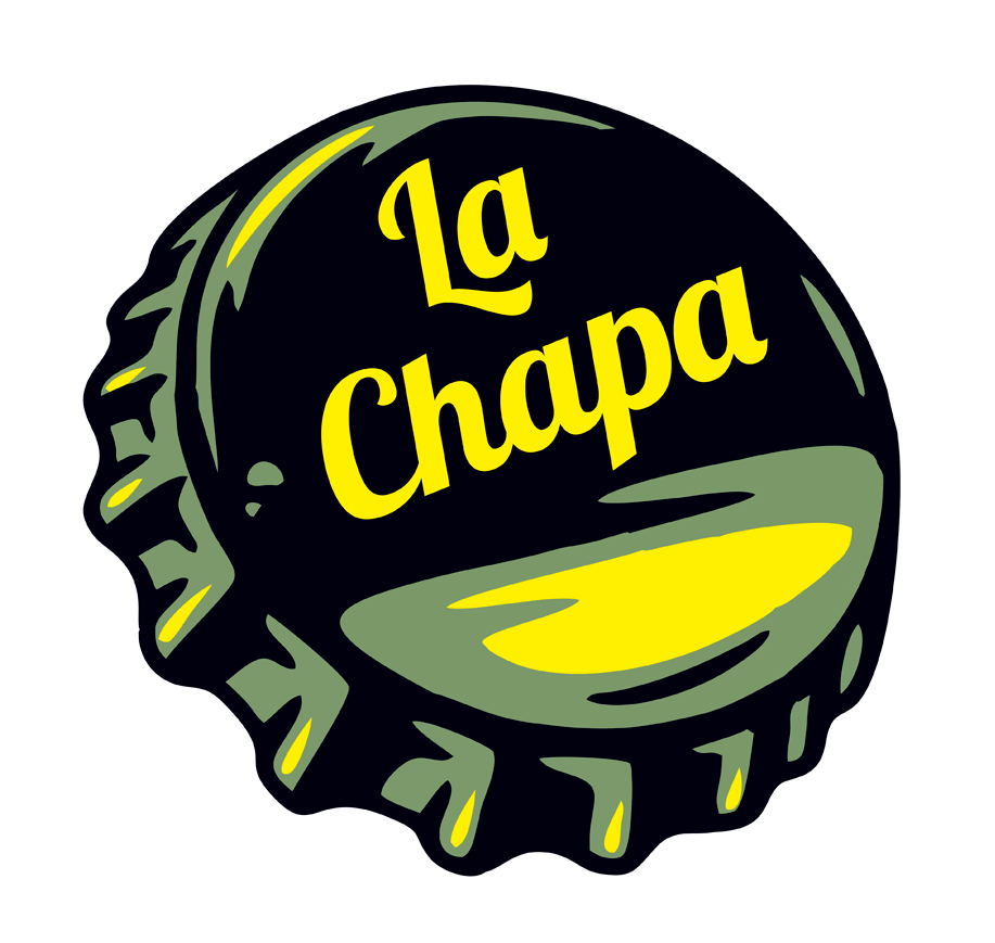 Tapón de botella con la inscripción “La Chapa” en letras amarillas sobre fondo verde oscuro y negro.