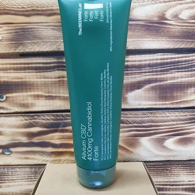 Un tubo verde de alquim cbd 4100 mg cannabidiol forte