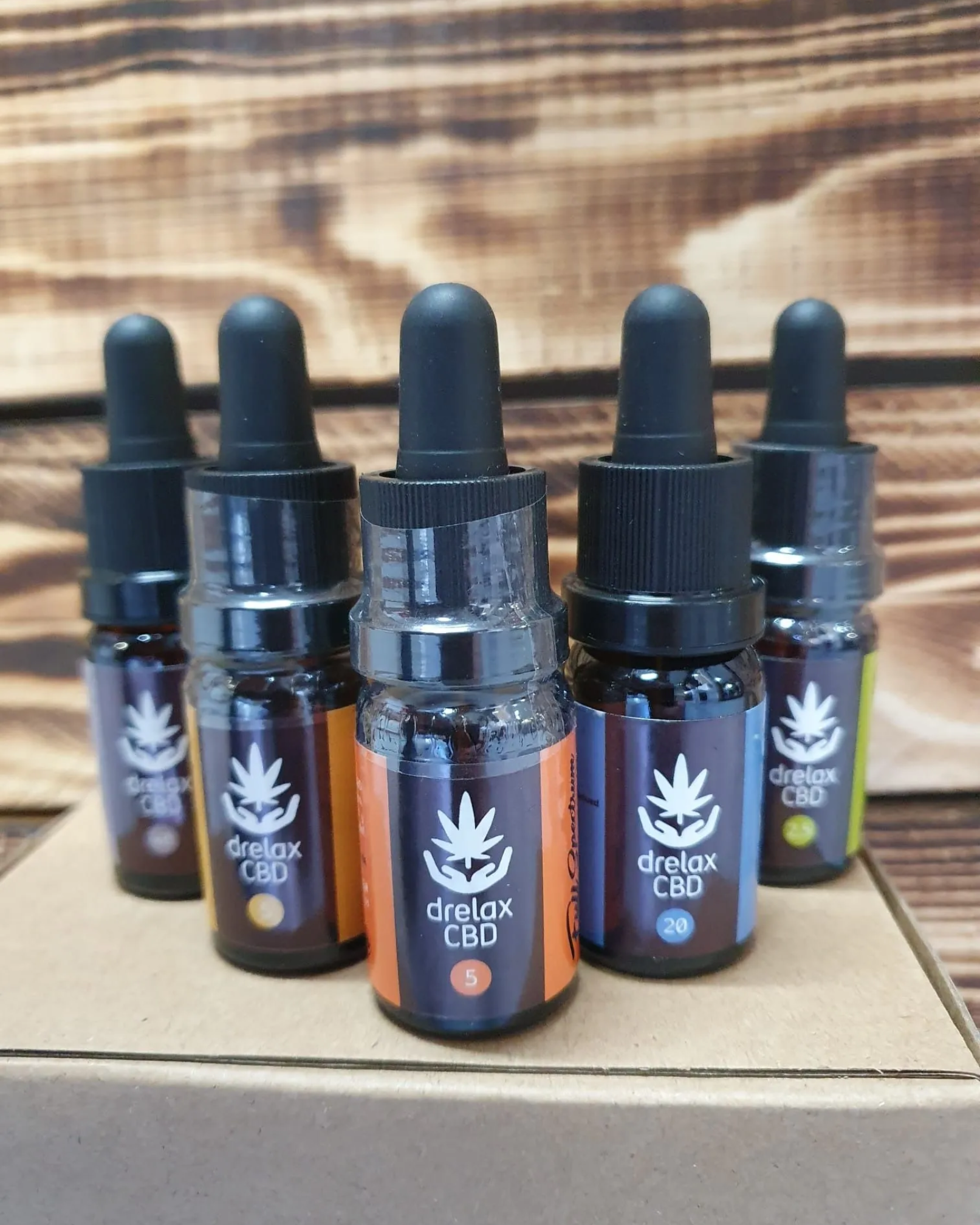 Un grupo de botellas colocadas encima de una mesa de madera.