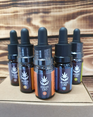 Un grupo de botellas colocadas encima de una mesa de madera.