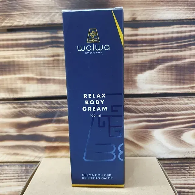 Una caja azul de crema corporal relajante reposa sobre una mesa de madera.