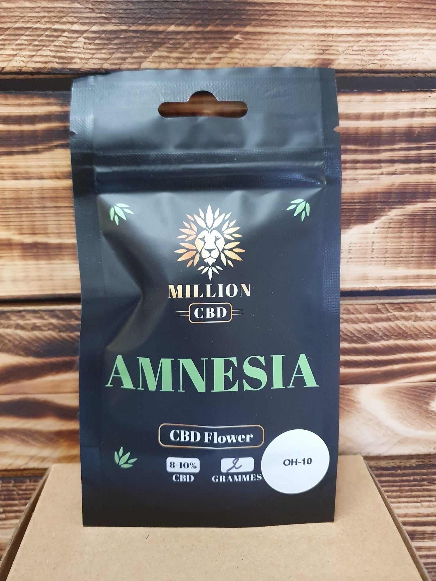 Una bolsa de flores de CBD de amnesia está sobre una mesa de madera.