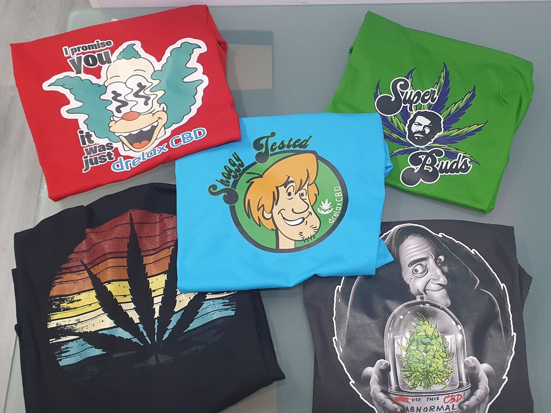 Un grupo de camisetas con Scooby Doo.