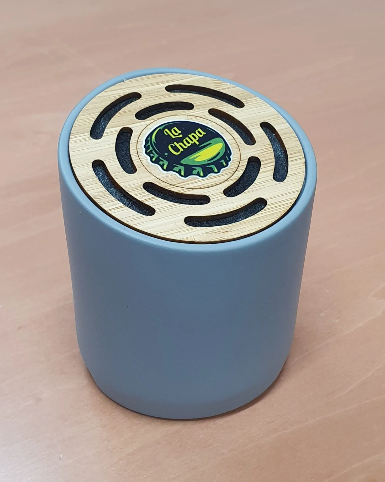 Un recipiente azul con una etiqueta que dice te changa.