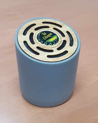 Un recipiente azul con una etiqueta que dice te changa.