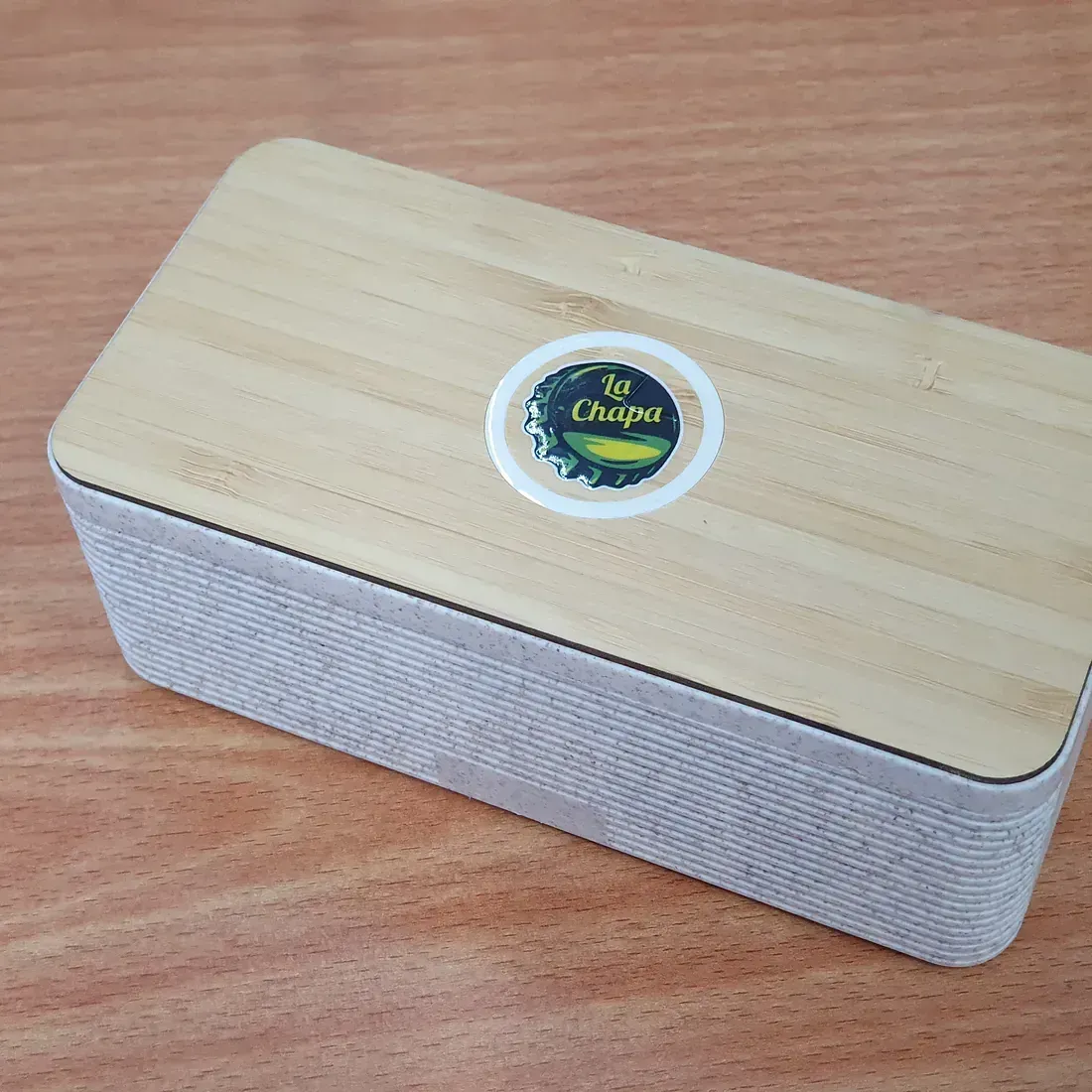 Una caja de madera con la palabra capilla escrita en ella.