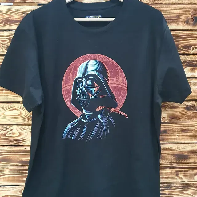 Una camiseta negra con Darth Vader.