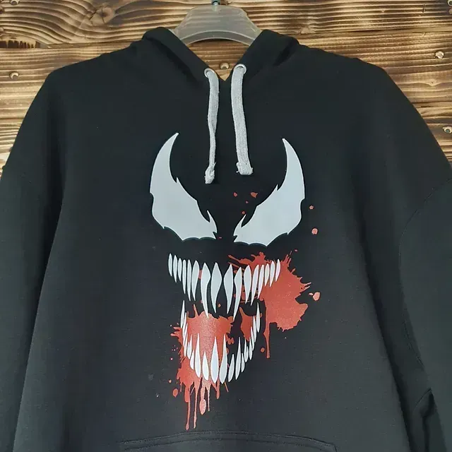 Una sudadera con capucha negra con una cara de veneno.