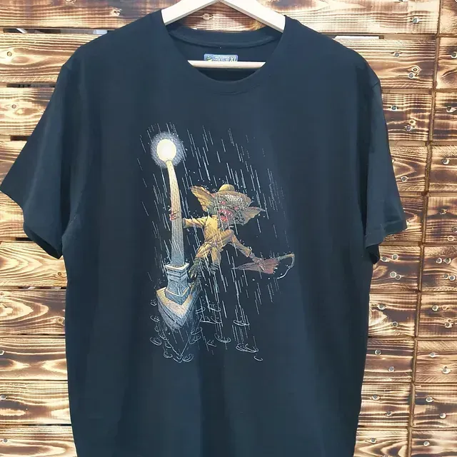 Una camiseta negra con un gnomo.