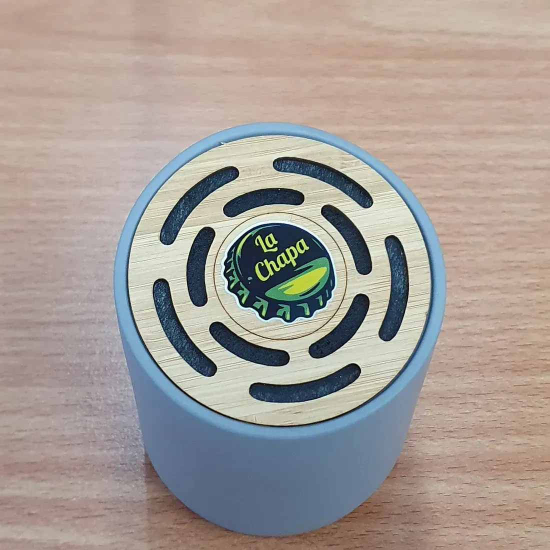 Una tapa de botella con la palabra la chapa.