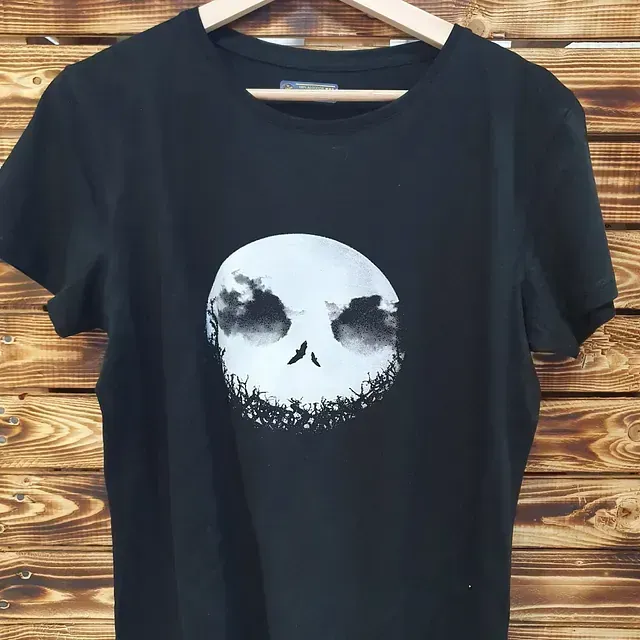 Una camiseta negra con la imagen de una calavera.