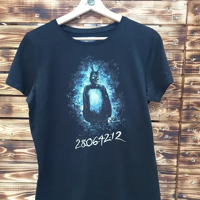 Una camiseta negra con la imagen de un conejo.