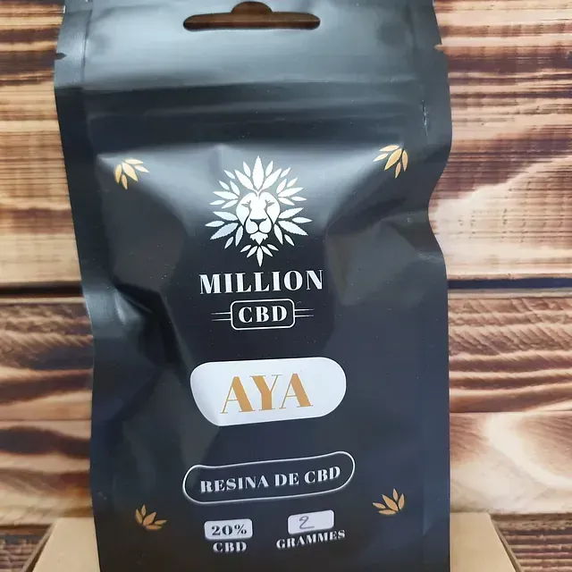 Una bolsa de aya resina de cbd está sobre una mesa de madera