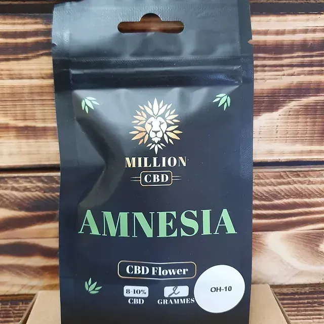 Una bolsa de flores de CBD de amnesia está sobre una mesa de madera.