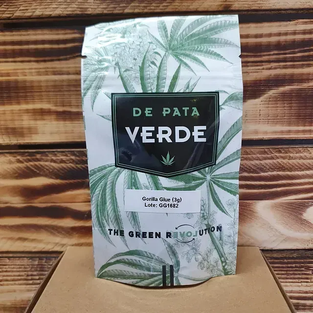 Una bolsa de pata verde está sobre una mesa de madera.
