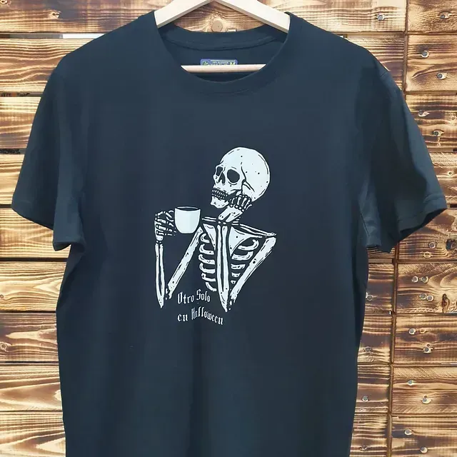 Una camiseta negra con un esqueleto sosteniendo una taza de café.