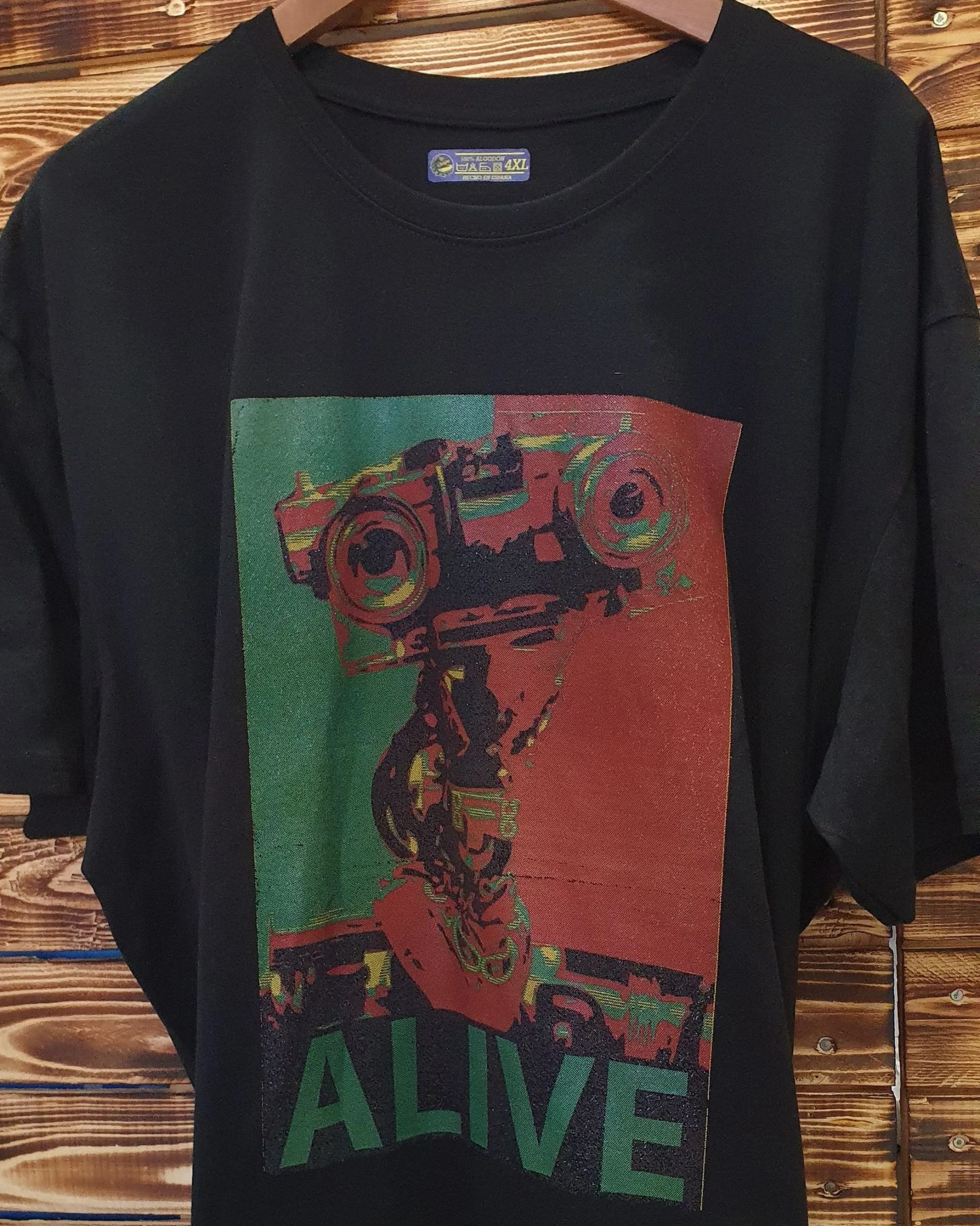 Una camiseta negra con la imagen de un robot y la palabra
