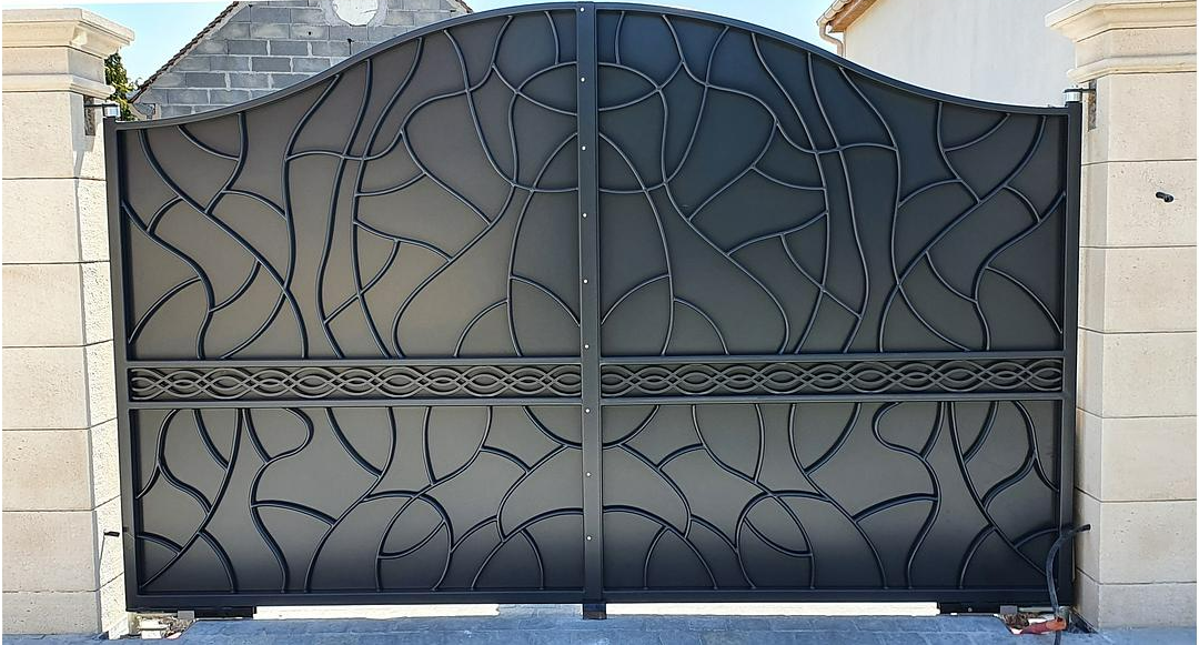Portail avec motifs forgés