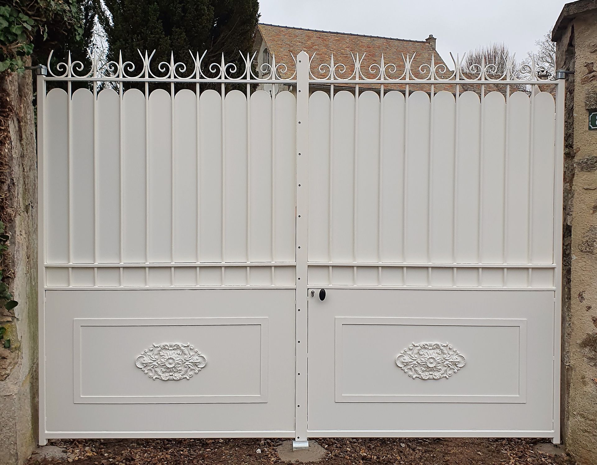 Portail blanc tôlé haut et bas avec volutes