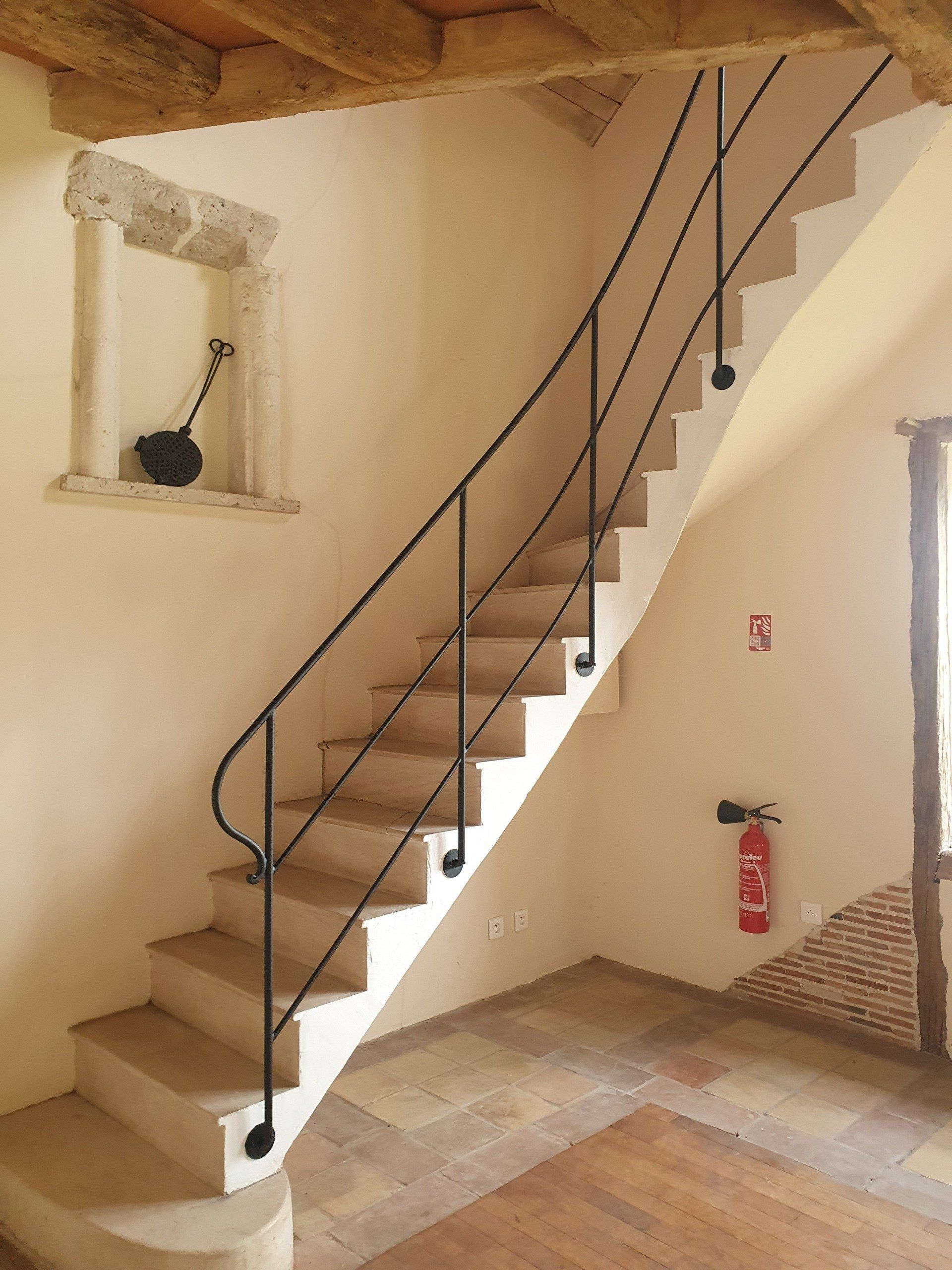 Rampe sur escalier en pierres