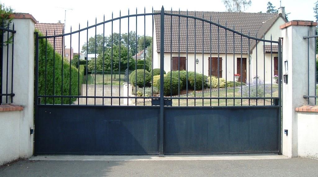 Portail en chapeau de gendarme tôlé et barreaudé