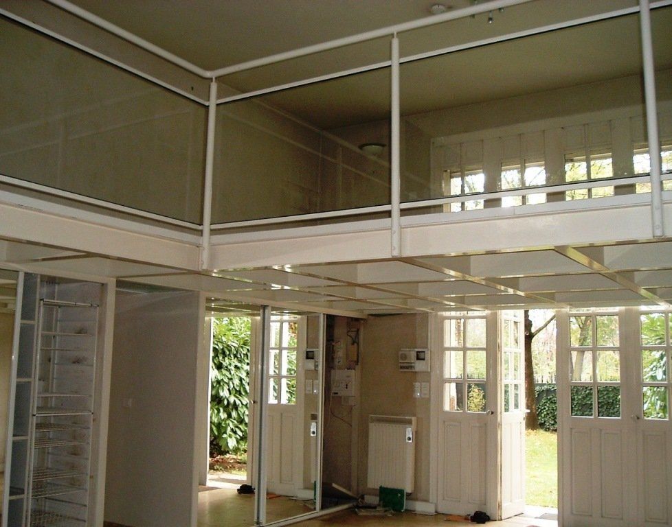 Mezzanine avec plancher en verre et garde-corps vitré