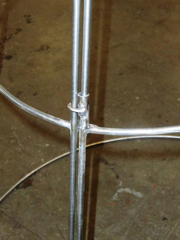 Grand zoom sur un système d'ouverture outil de découpe pour sapin en pyramide