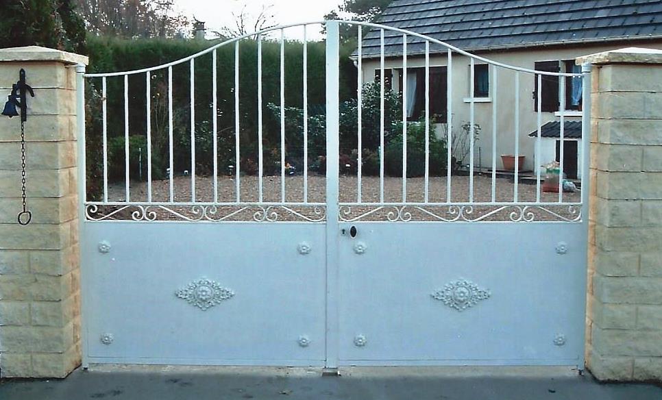 Portail barreaudé bleu turquoise