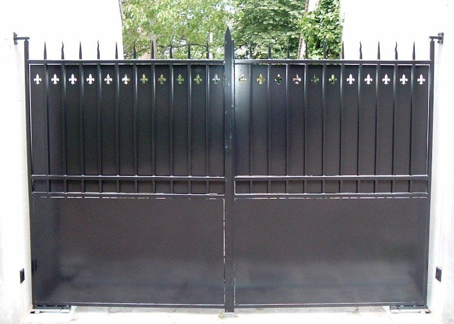 Portail droit avec tôles de festonnage ajourées de fleurs de lys