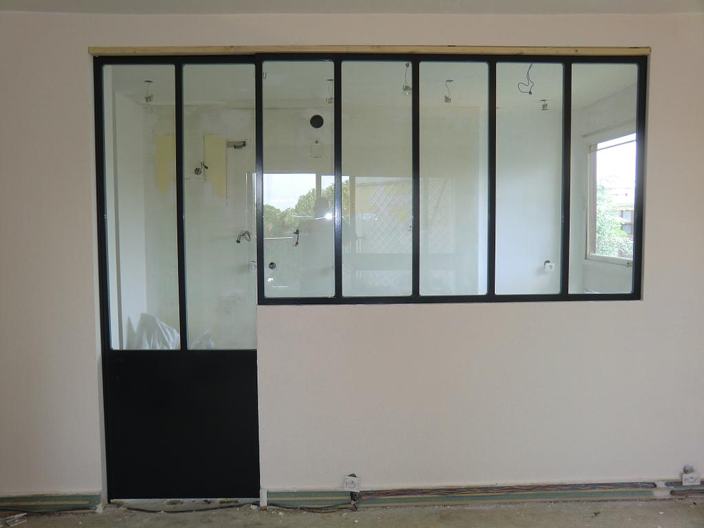 Verrière et porte coulissante noire