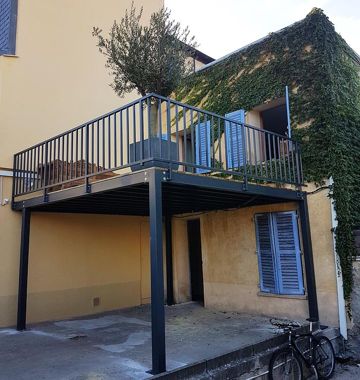 Terrasse suspendue métallique avec plancher bois